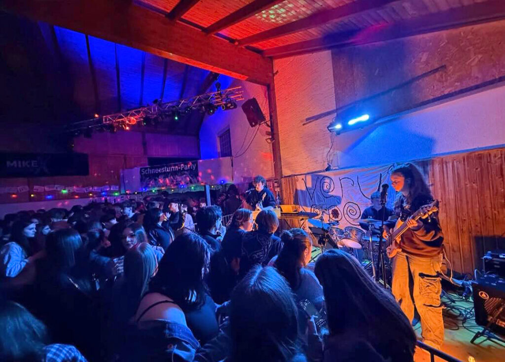 very ape bei der Schneesturmparty