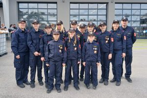 Gruppenfoto der Feuerwehrjugend mit den Betreuer:innen